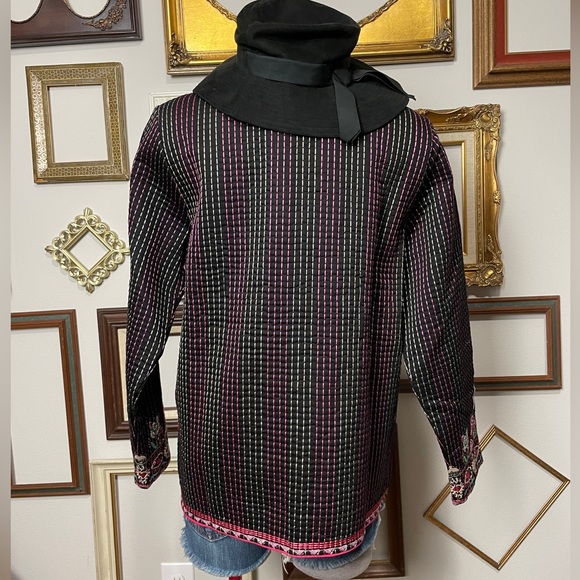 I make you feel my proton, neutron, and electron yo, I be the number one icon - Picture 2 of 10